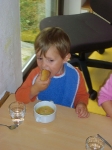 Kleine Strolche beim Mittagessen