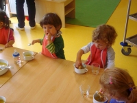 Kleine Strolche beim Mittagessen